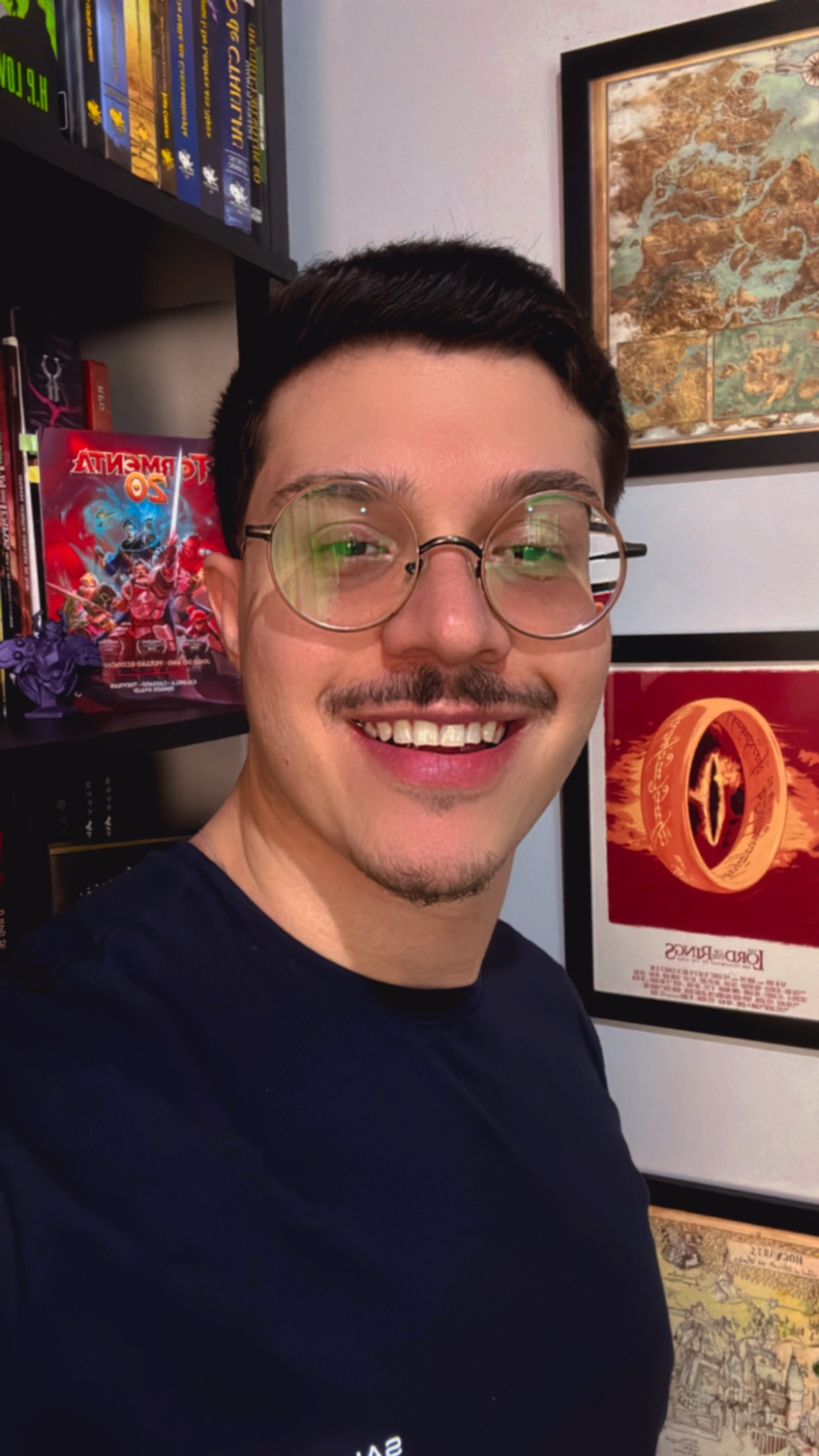 Henrique, conhecido como Oblitae, junto à sua biblioteca